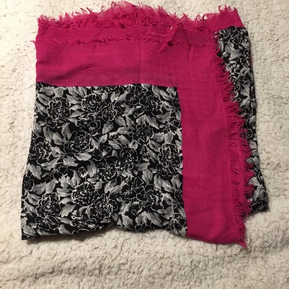 A pink and Black scarf - Picture 2 of 4